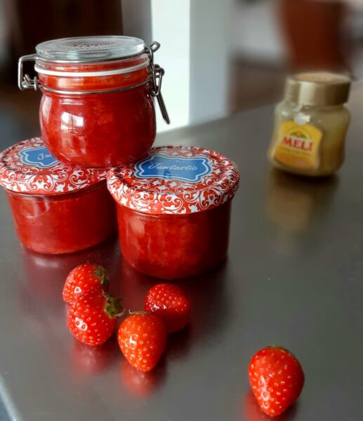 Suikerarme aardbeienconfituur met honing