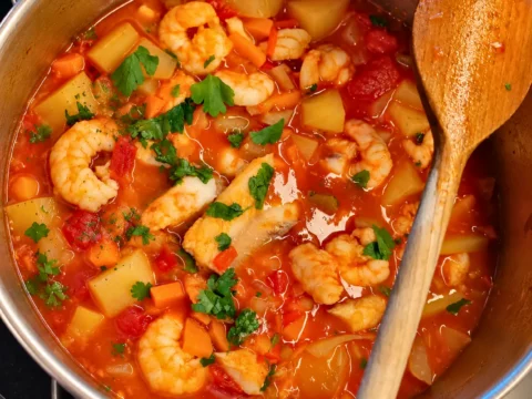 Vissoep met kabeljauw en scampi