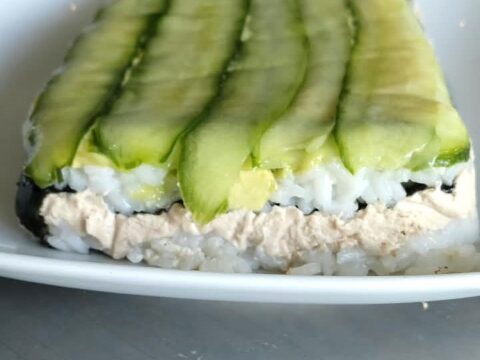 Sushicake met komkommer